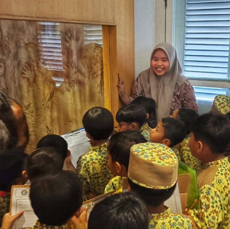 Suasana kunjungan edukatif TK di Museum Pendidikan Surabaya