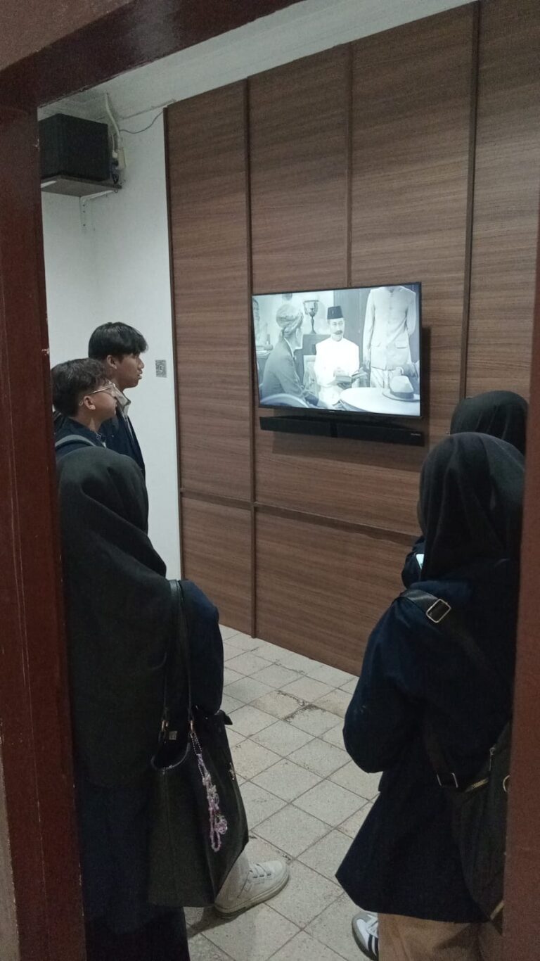 Mahasiswa Sejarah UNESA Survei Program “Jalan-Jalan Sejarah” di Rumah Lahir Bung Karno