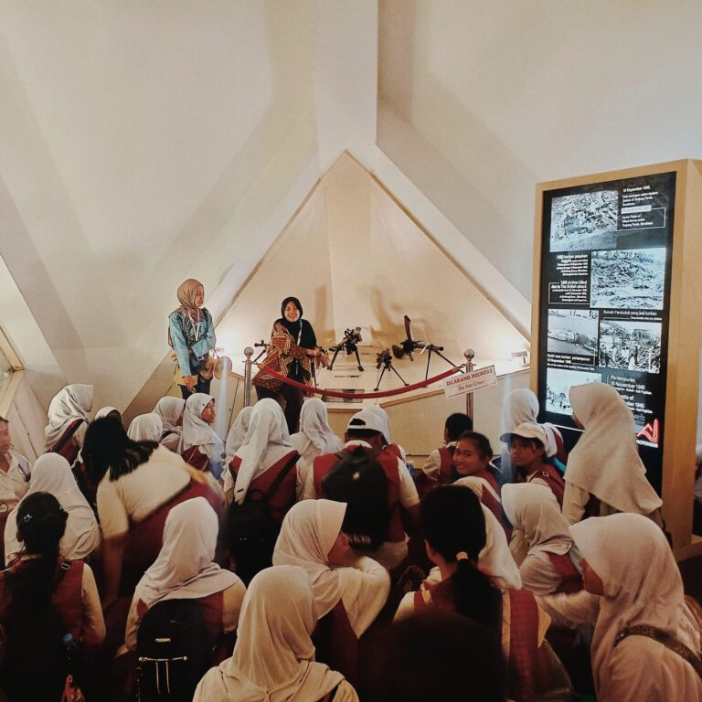 Kegiatan Sehari Jadi Pejuang siswa SD di Surabaya