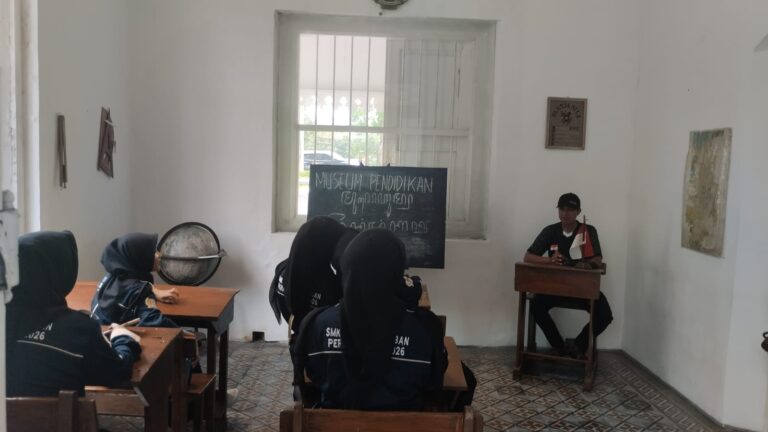 OSIS dan MPK SMK Negeri 2 Tuban Lakukan Kunjungan Sejarah dan Eksplorasi Mandiri di Museum Pendidikan Surabaya