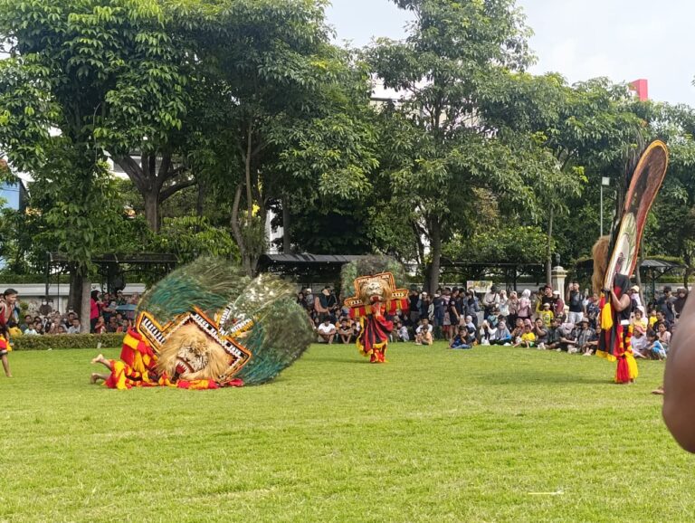 Pertunjukan Reog Singo Mangku Joyo Tugu Pahlawan
