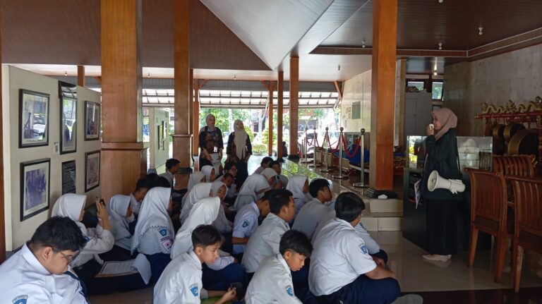 Siswa SMPN 4 Surabaya mengikuti kunjungan edukasi di Museum dr Soetomo Surabaya