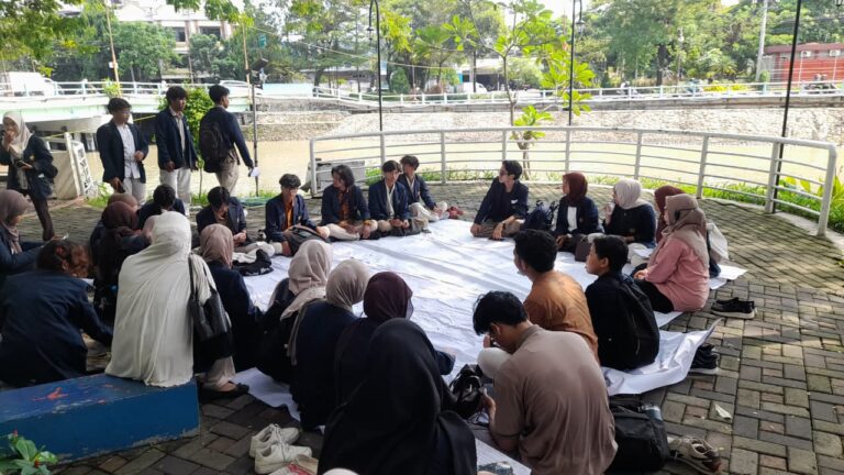 Jalan-Jalan Sejarah (JJS) Himpunan Mahasiswa Prodi Sejarah Unesa di Museum Pendidikan Surabaya 