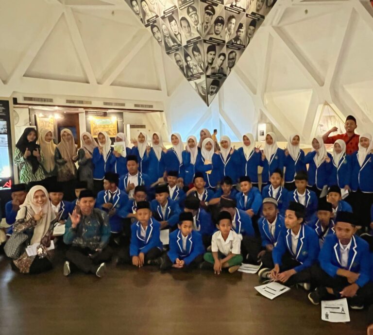 Siswa-siswi MTs Al-Falah Jombang saat mengikuti study tour dan ziarah di Museum Sepuluh Nopember Surabaya.