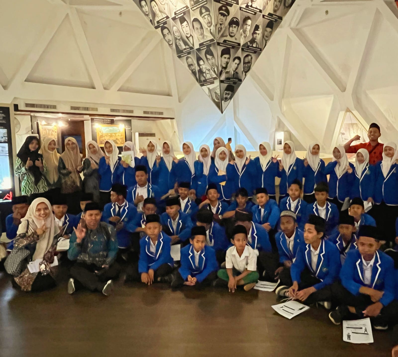 Siswa-siswi MTs Al-Falah Jombang saat mengikuti study tour dan ziarah di Museum Sepuluh Nopember Surabaya.