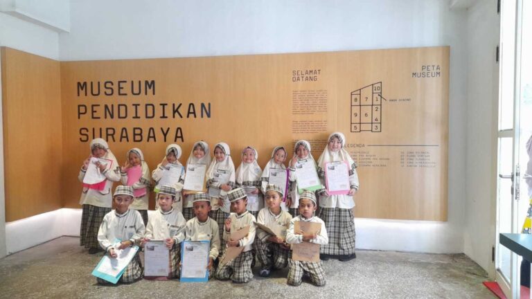 Belajar Alat Pendidikan Zaman Dulu Melalui Outing Class SD Khoirunnas di Museum Pendidikan Surabaya