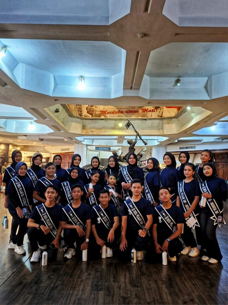 Sebanyak 22 Duta Pelajar dari berbagai daerah di Indonesia berfoto bersama di kawasan Tugu Pahlawan dan Museum Sepuluh Nopember saat mengikuti kegiatan Heritage Surabaya City Tour pada Jumat, 8 Mei 2026.