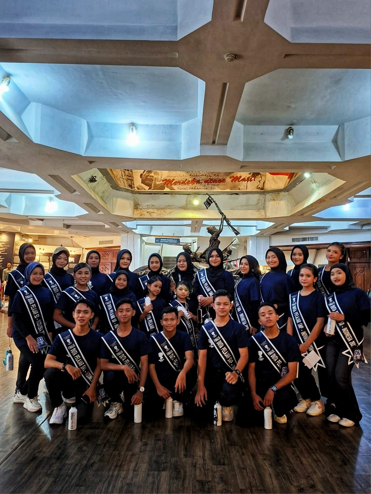 Sebanyak 22 Duta Pelajar dari berbagai daerah di Indonesia berfoto bersama di kawasan Tugu Pahlawan dan Museum Sepuluh Nopember saat mengikuti kegiatan Heritage Surabaya City Tour pada Jumat, 8 Mei 2026.