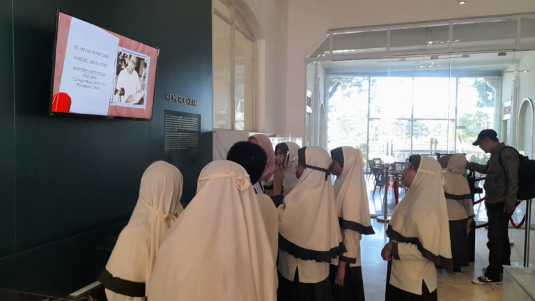 Kunjungan Ekstrakurikuler Jurnalistik SD Muhammadiyah 24 di Museum Pendidikan Surabaya
