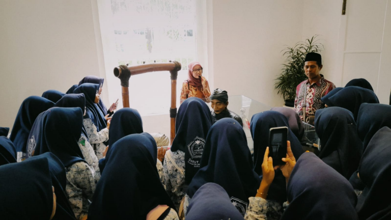 Outdoor Study Yayasan Darut Ta’lim di Museum Pendidikan Surabaya