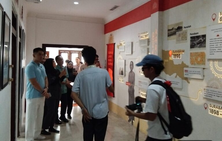 Rombongan Staff Bluebird Jakarta Kagum dengan Sejarah di Kawasan Peneleh Surabaya
