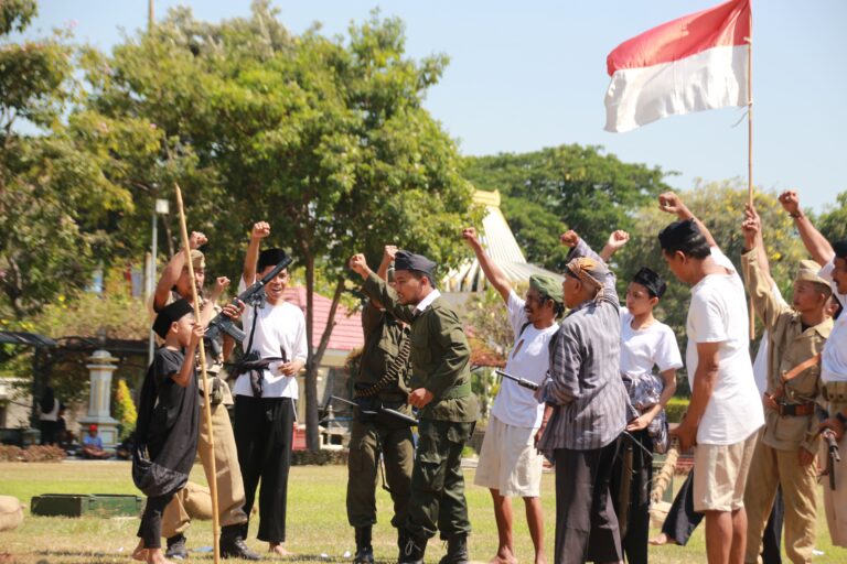 Teatrikal Pertempuran Hadirkan Kembali Cerita Perjuangan di Tugu Pahlawan